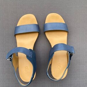 UGG Eisley Navy Leather Espadrille Wedge Sandals EUC